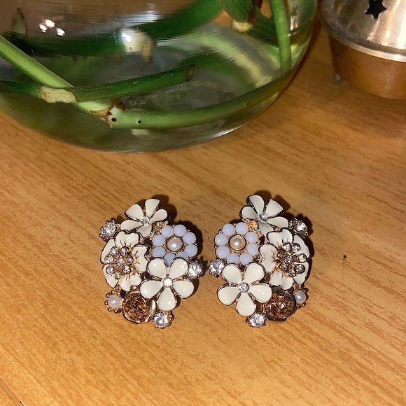 Forever 21 Gold Floral Earrings - Picture 5 of 6